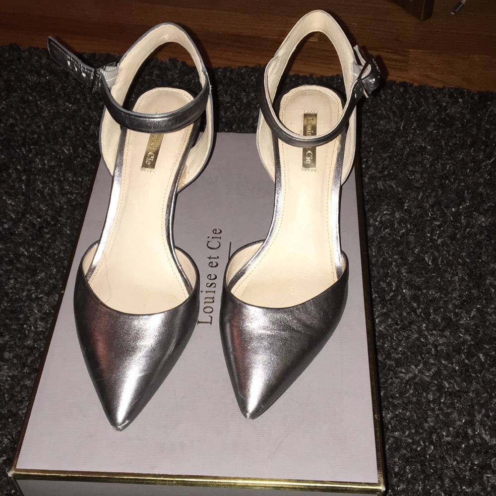 Loui et Cie silver pump